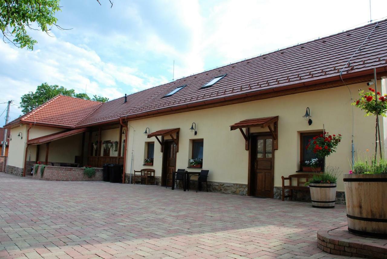 Ubytovanie Tri Ruze Krásnohorské Podhradie Buitenkant foto