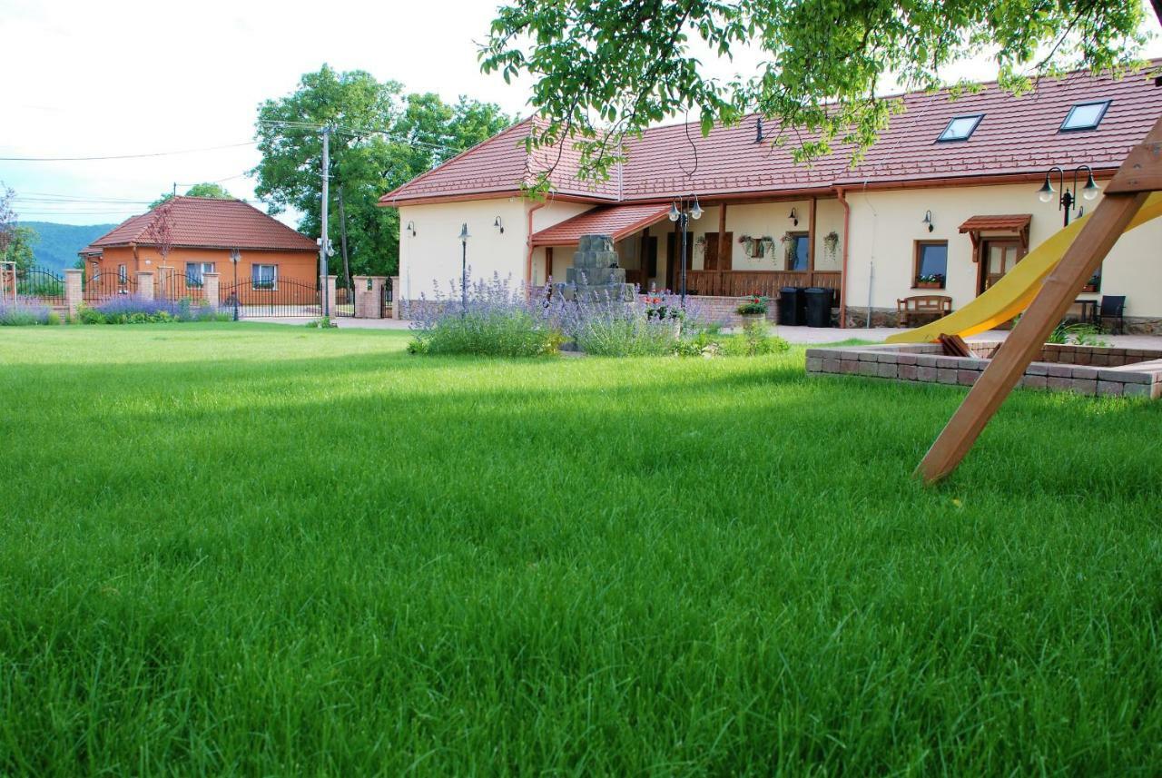 Ubytovanie Tri Ruze Krásnohorské Podhradie Buitenkant foto