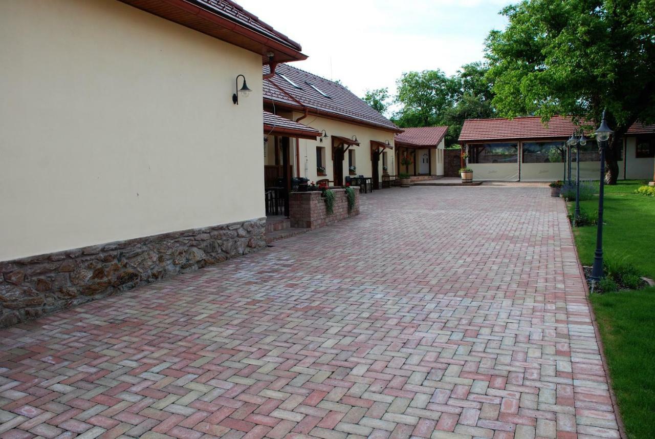Ubytovanie Tri Ruze Krásnohorské Podhradie Buitenkant foto