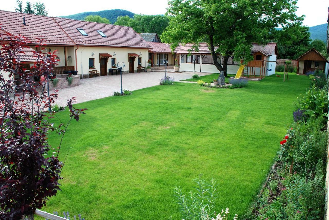 Ubytovanie Tri Ruze Krásnohorské Podhradie Buitenkant foto